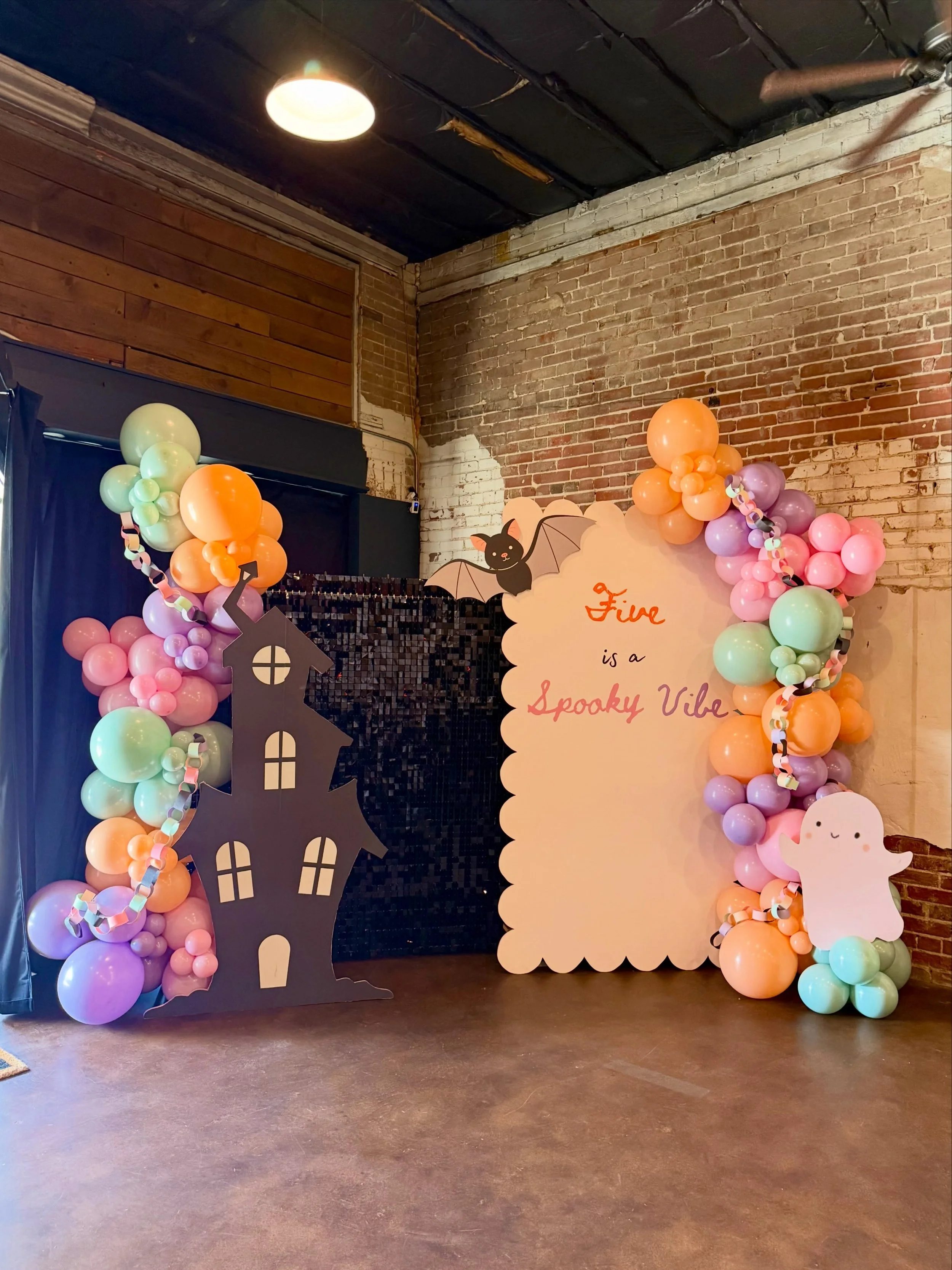 The spookiest vibes 👻🕸️🪩💖

@rileysroomeventstudio 

#dfwballoons #halloween #fifthbirthday #halloweenbirthday #dentontx