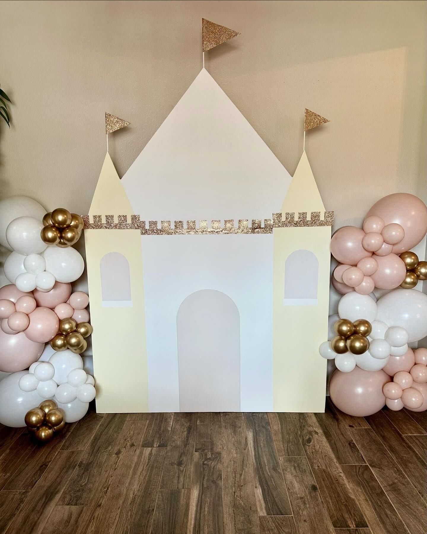 castle backdrop and 4 ft balloon garlands