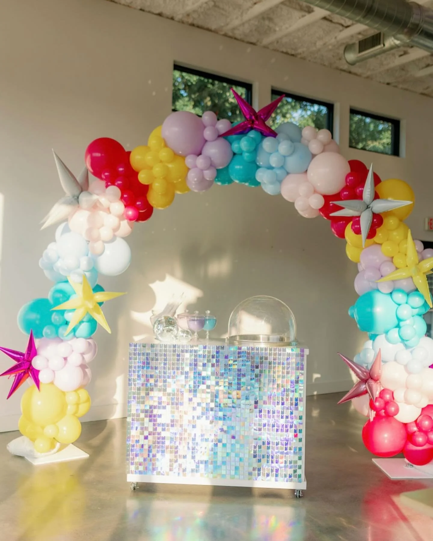 balloon arch with starburst foils