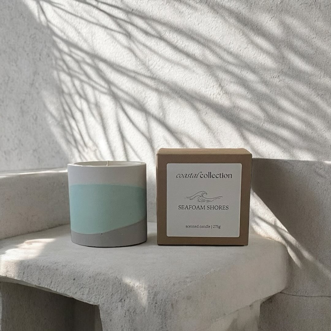 Bring the ocean breeze home 🐚✨ Our ‘Seafoam Shores’ candle blends rosemary, coriander, watermint, fresh-cut greens, and a touch of sea spray for a scent that feels like a walk along the coast. 🌊 Light it, breathe in, and escape to your
