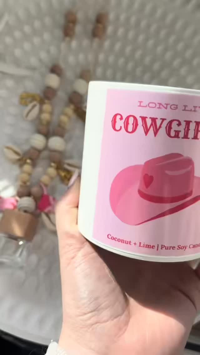 Saddle up, coastal cowgirls π€ π Our Long Live Cowgirls collection is almost here—featuring hand-poured concrete candles and matching beaded car diffusers. With beachy shells, cowgirl charms, and pure soy wax goodness, it’s coastal boho w