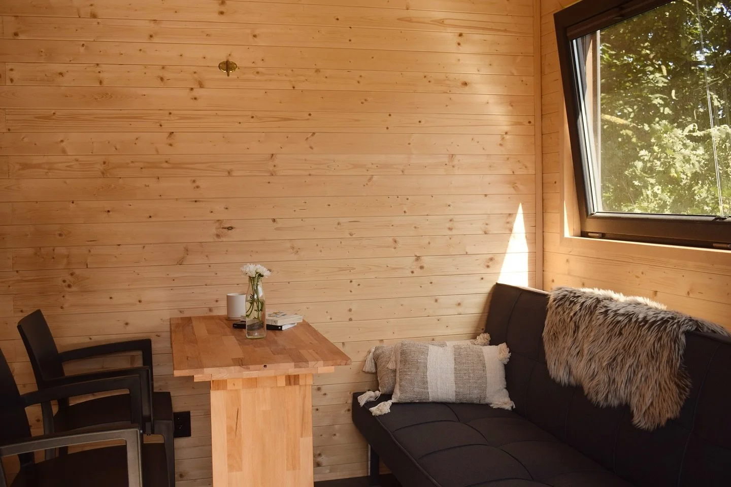 Př&iacute;jemn&eacute; posezen&iacute; uvnitř tiny house s v&yacute;hledem na řeku Labe. 🫶

~
~
~

#pardubice #tinyhouse #czech #visitpardubice #hradec #glamping #priroda