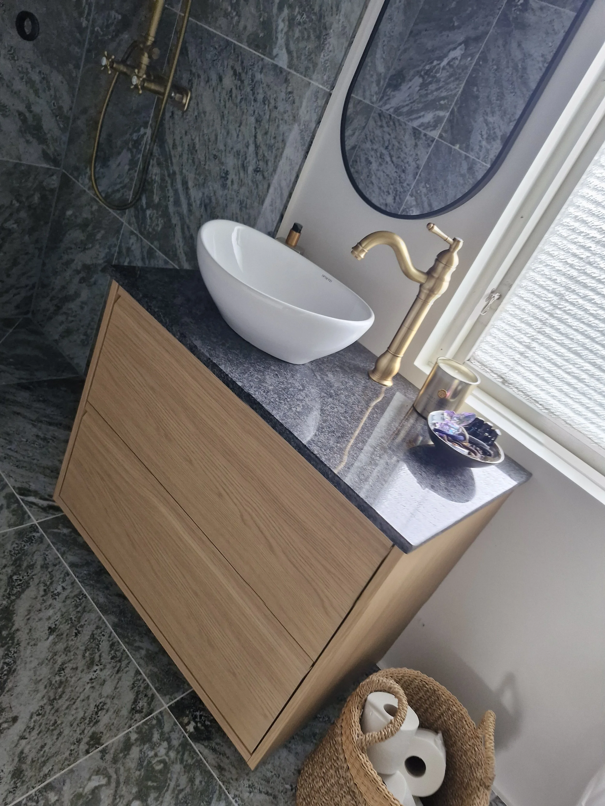 Badrumsrenovering med en stilig lösning med kommod och tvättställlsblandare.