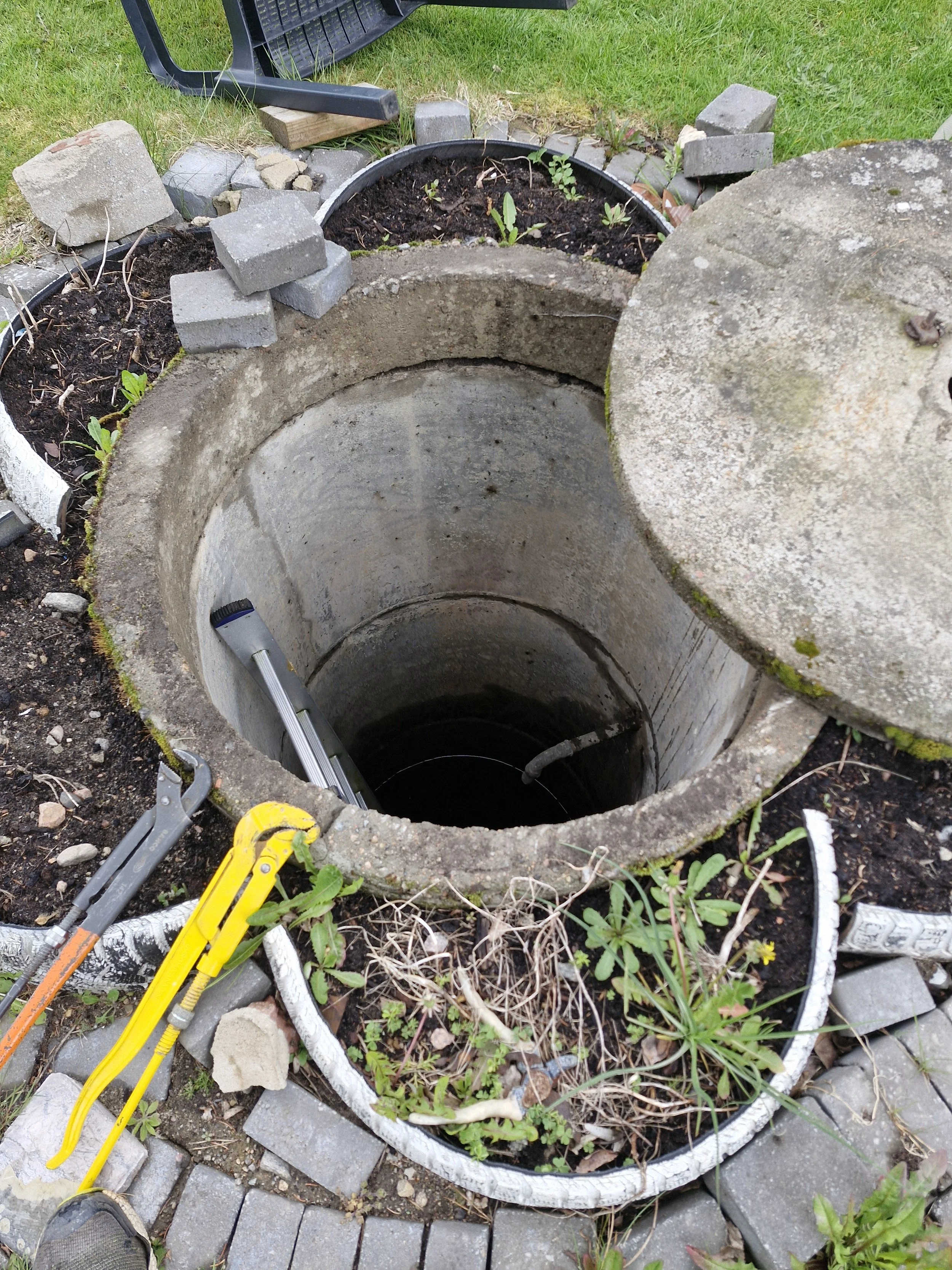 Arbete ner i brunn med eget vatten. Aldrig själv, alltid säkert.