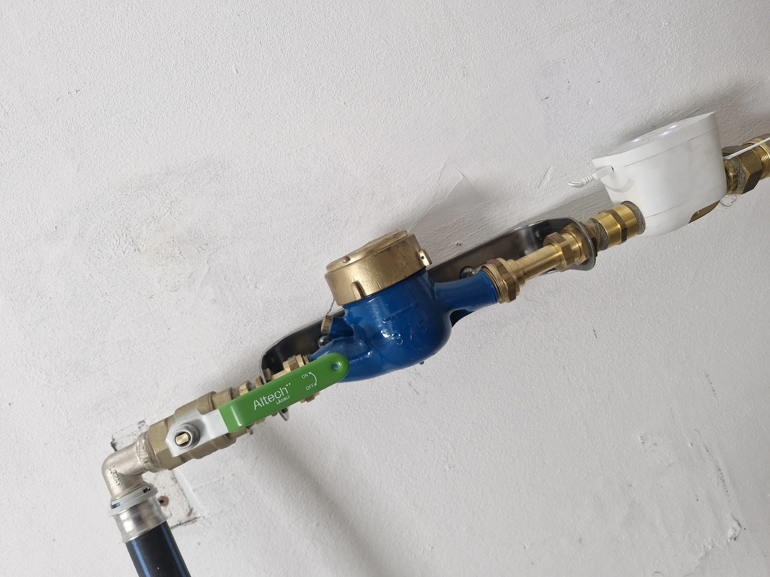 Vattenmätare med vattenmätarkonsoll. Här har vi även en vattenfelsbrytare installerad.