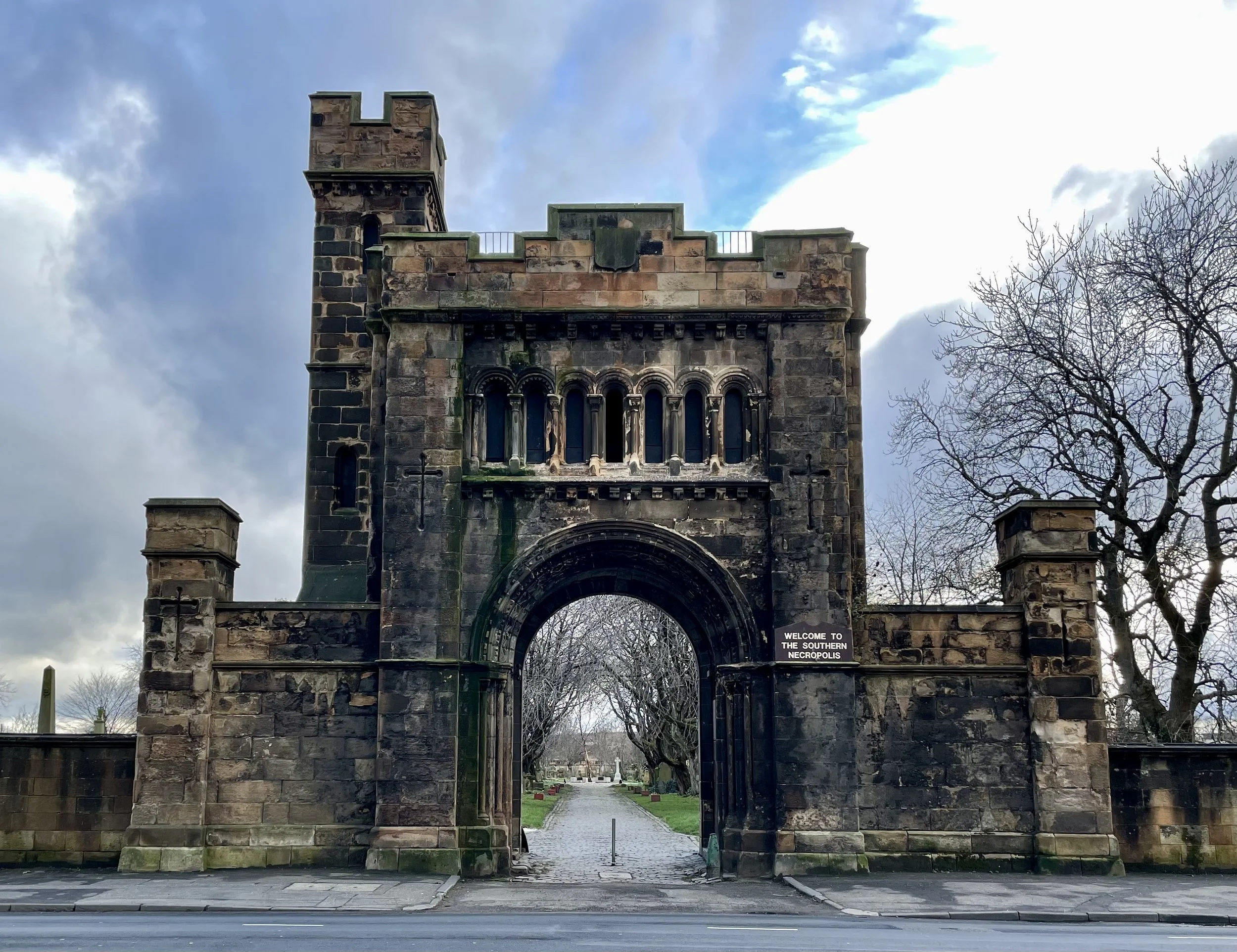 2Glasgow's_Southern_Necropolis_gatehouse.jpg