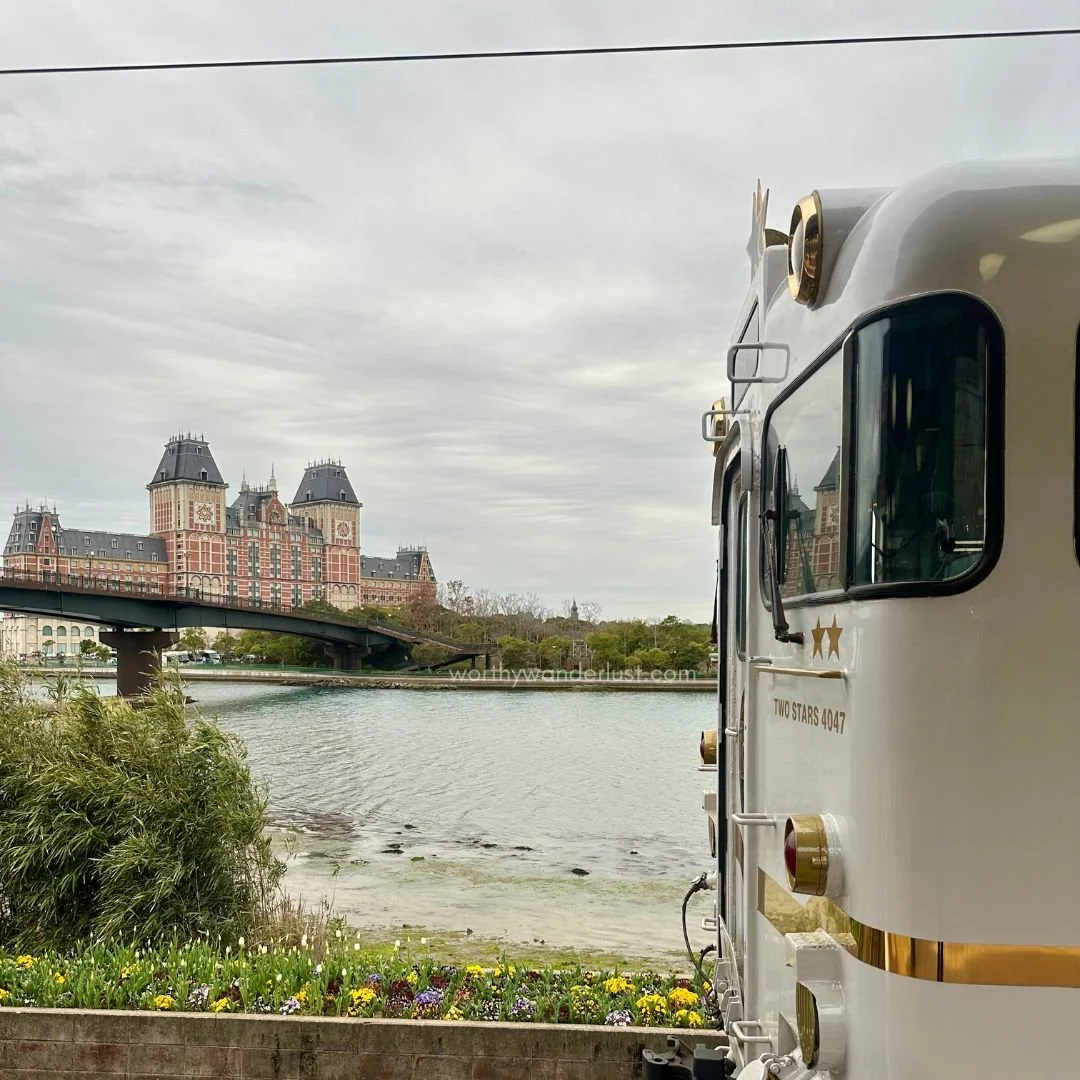 Two Stars 4047 in front of Huis Ten Bosch