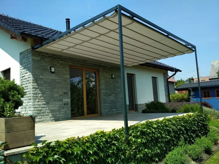 Látková pergola s hliníkovou konštrukciou na terase rodinného domu.