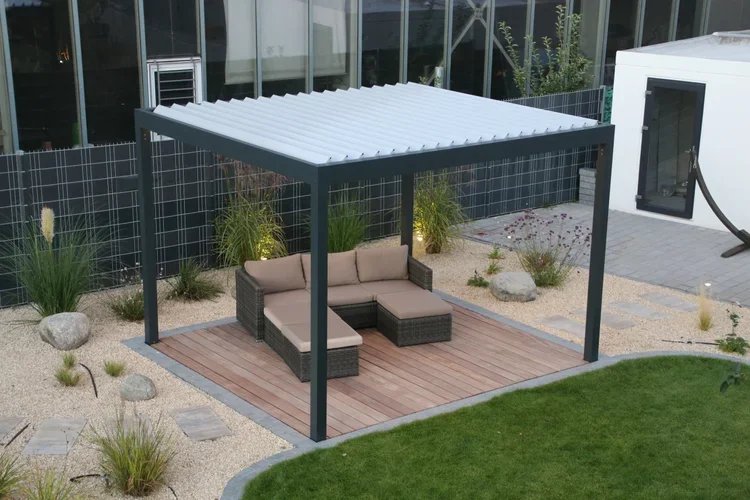 Voľne stojaca bioklimatická pergola na záhradnej terase.
