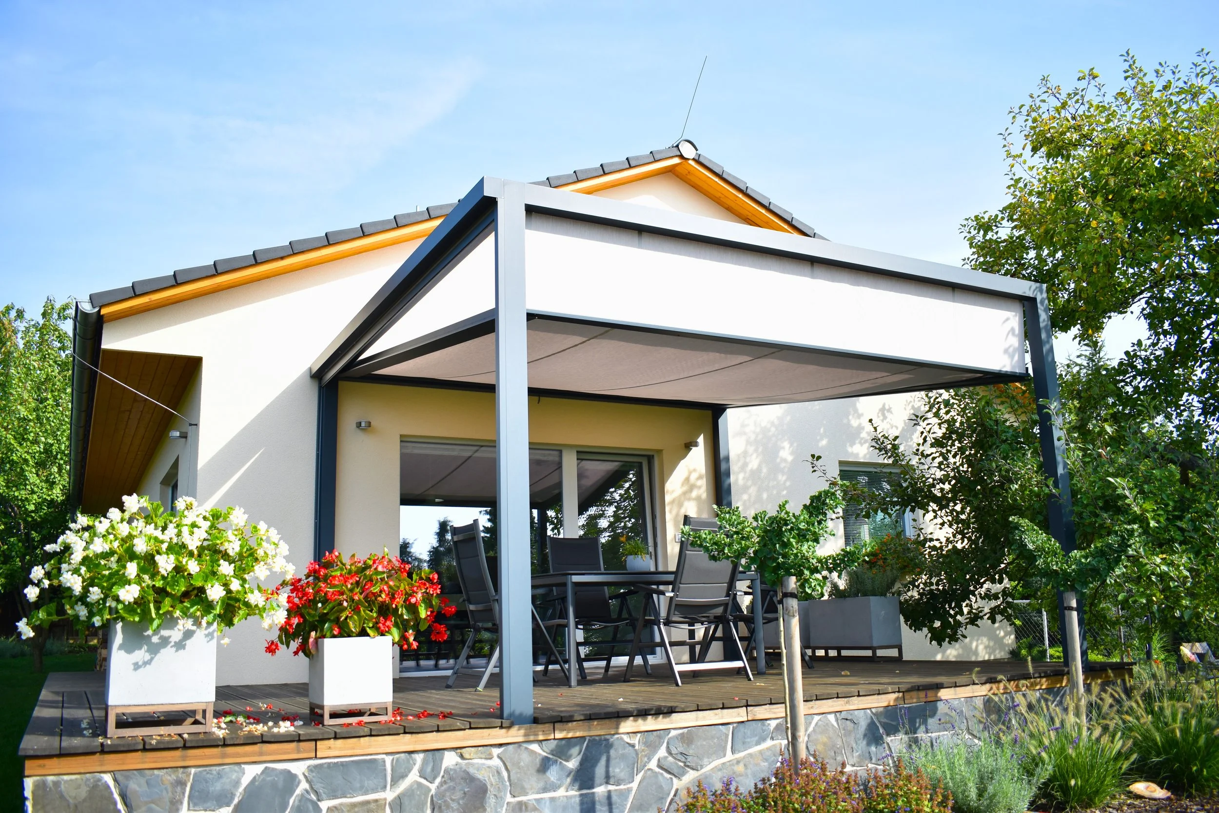 Exkluzívna látková pergola na terase rodinného domu.