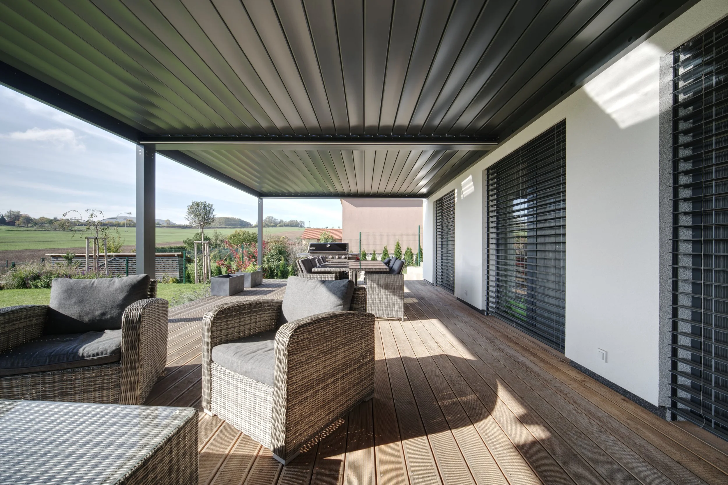 Bioklimatická pergola na terase rodinného domu.