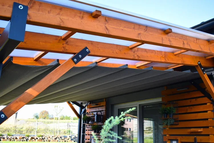 Podvesená látková pergola na drevenej terase.