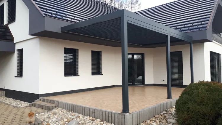 Bioklimatická pergola na terase rodinného domu.