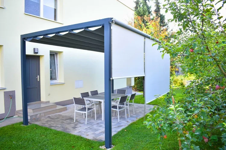 Látková pergola s integrovaným zvislým tienením.