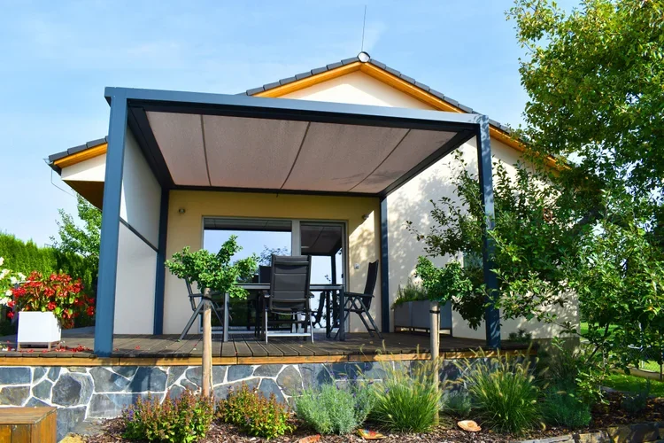 Exkluzívna látková pergola na terase moderného rodinného domu.