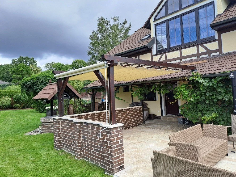 Podvesená látková pergola na drevenej terase.