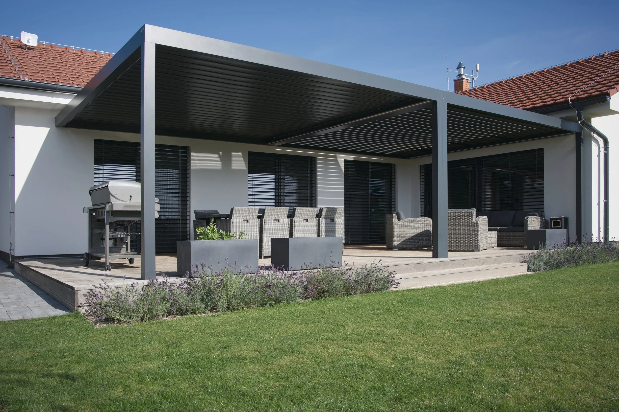 Bioklimatická pergola na terase rodinného domu.