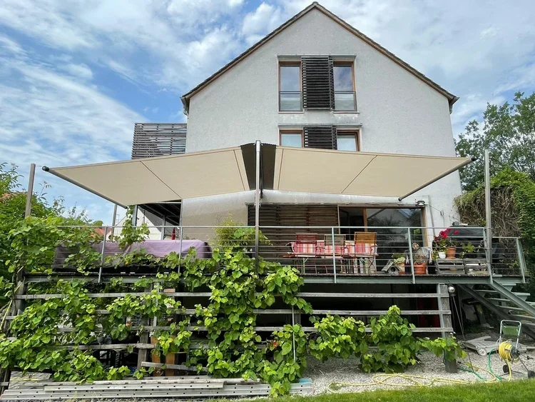 Rolovacia slnečná plachta na veľkoplošnej terase.