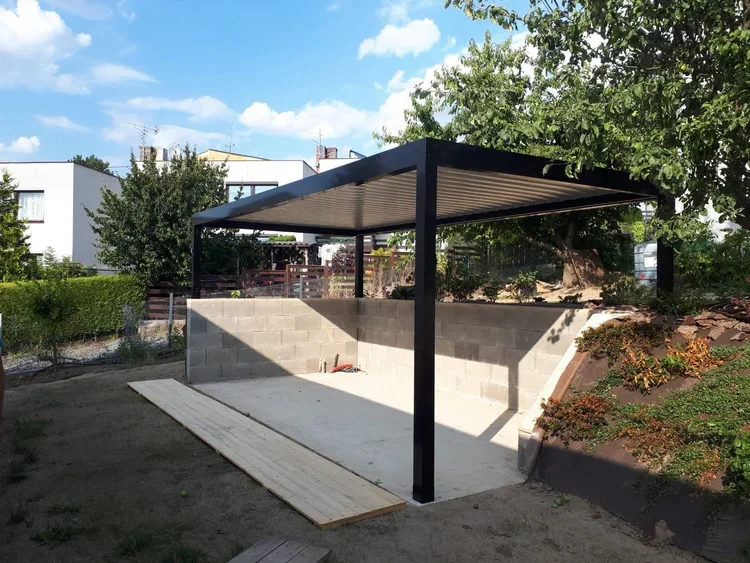 Voľne stojaca bioklimatická pergola na záhradnej terase.