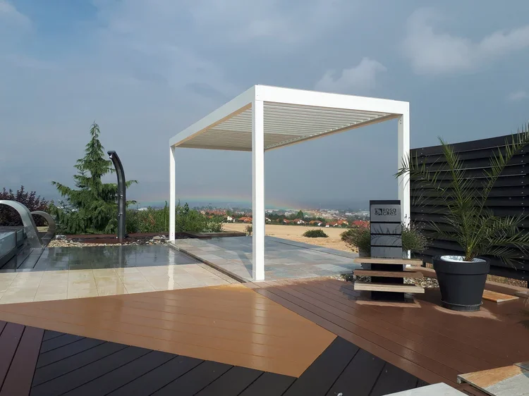 Bioklimatická pergola pri bazéne.