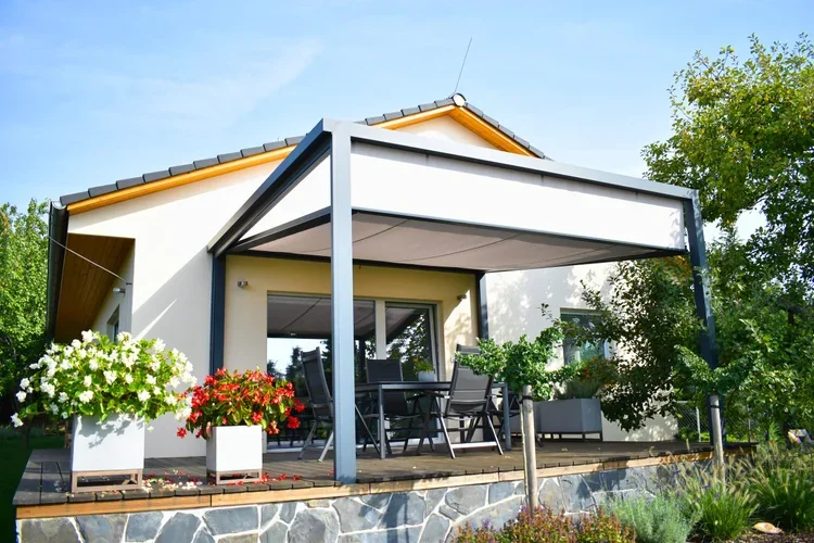 Exkluzívna látková pergola na terase moderného rodinného domu.