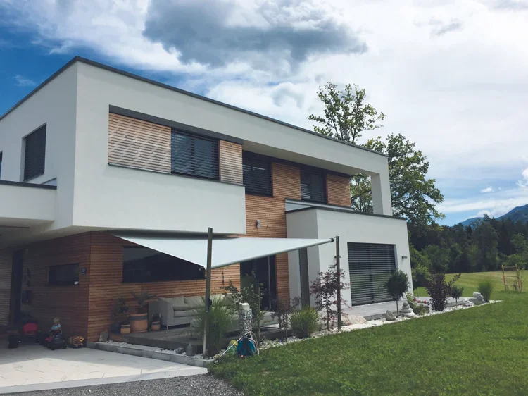 Rolovacia slnečná plachta na terase moderného rodinného domu.