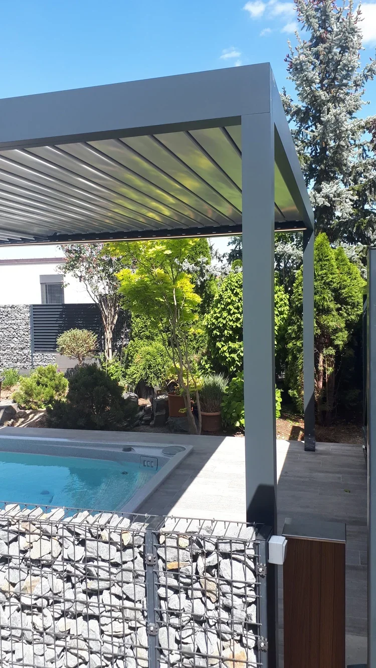 Bioklimatická pergola pri bazéne.