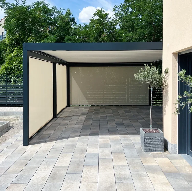 Bioklimatická pergola so zvislým bočným tienenim na terase rodinného domu.