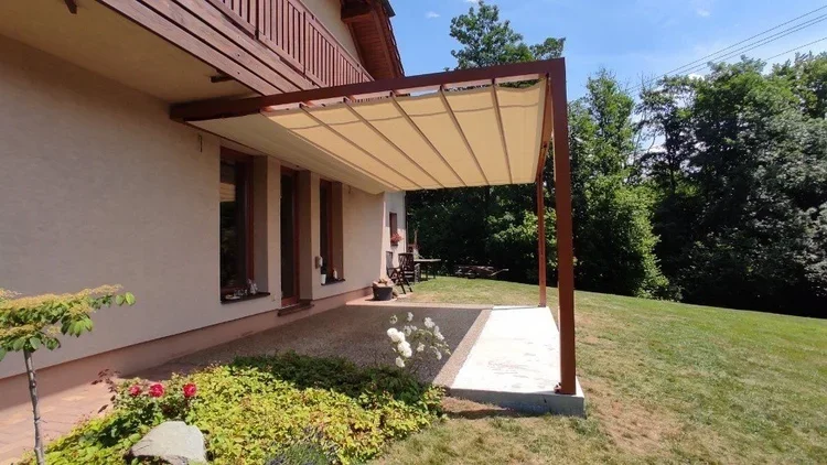 Látková pergola na terase rodinného domu
