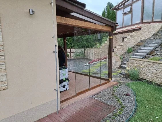 Bezrámové posuvné zasklenie terasy moderného rodinného domu v Starej Ľubovni.