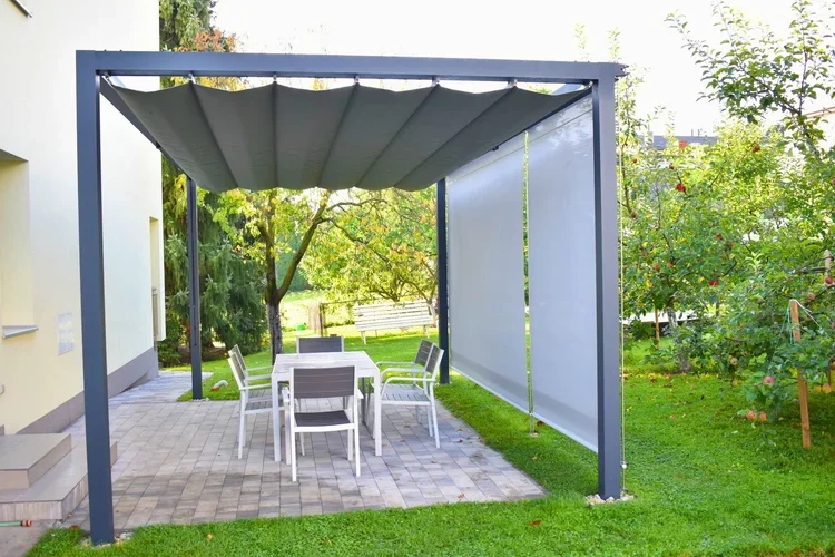 Látková pergola s integrovaným zvislým tienením.