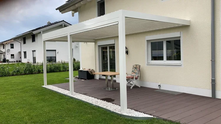 Bioklimatická pergola na terase rodinného domu.