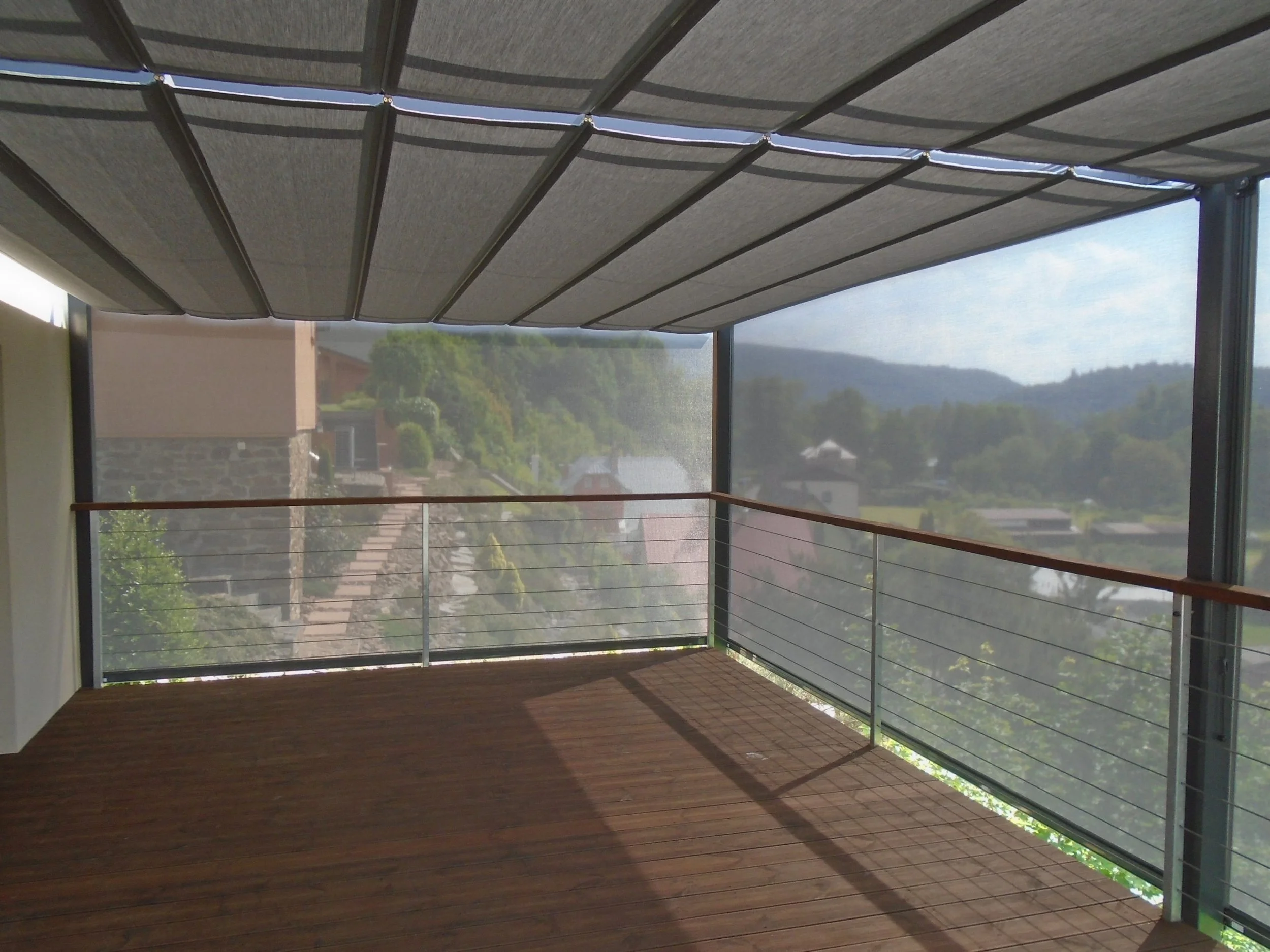 Látková pergola s hliníkovou konštrukciou.