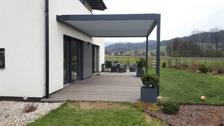 Bioklimatická pergola na terase rodinného domu.