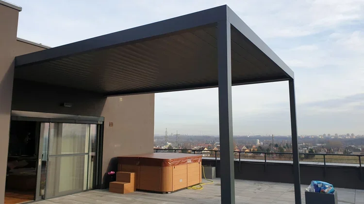Bioklimatická pergola na terase rodinného domu.