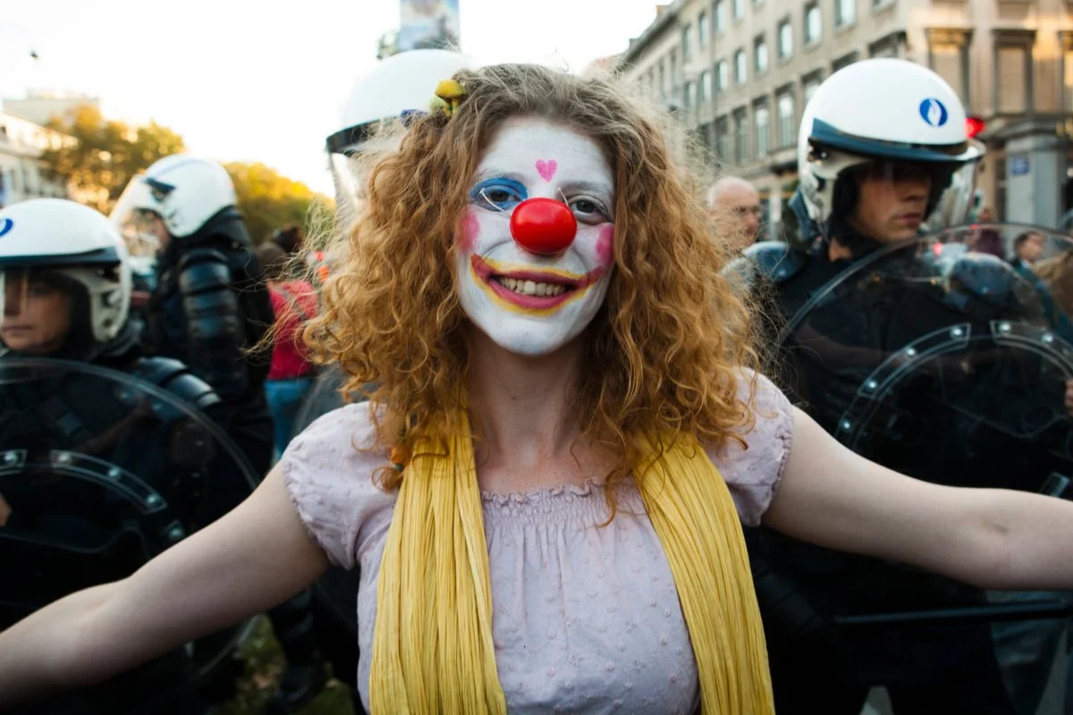 Portrait d'une jeune fille en clown lors d'une manifestation