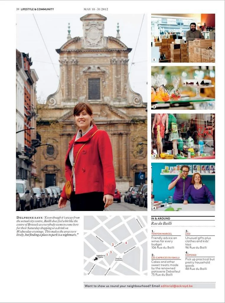 Page de magazine montrant une femme en manteau rouge se tenant dans une rue devant un bâtiment historique, plusieurs images plus petites de magasins et de produits, et une carte indiquant les emplacements dans la rue du Bailli. Inclut un texte sur les commerces locaux et les expériences d'achat.