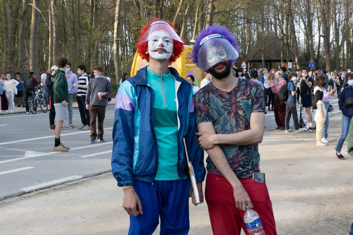 Deux jeunes gens déguisés en clowns