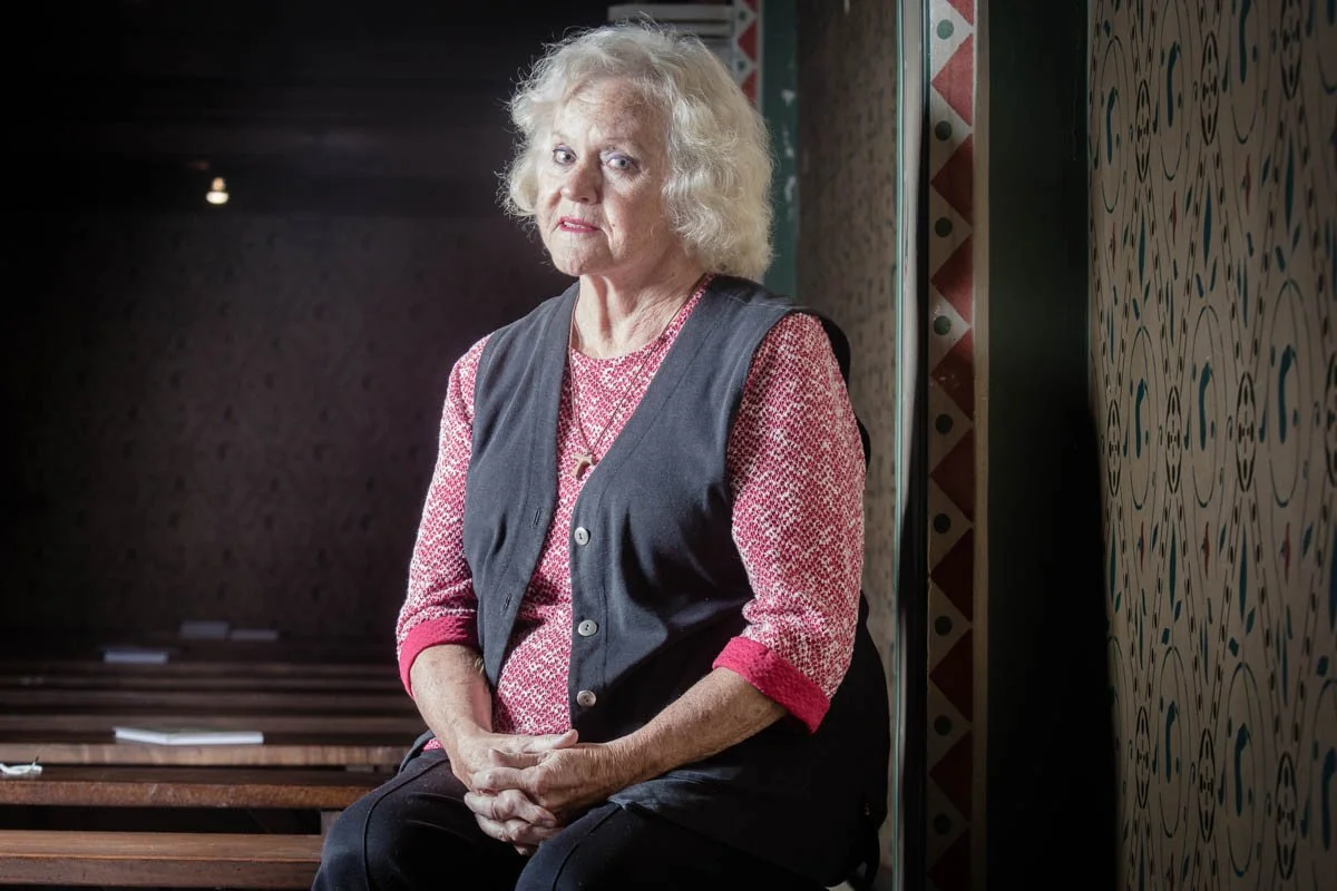 portrait pour un magazine d'une femme âgée assise