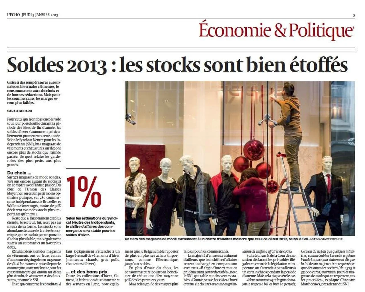 Page de journal français présentant un article sur les ventes de 2013, une vitrine avec des mannequins habillés à la mode hivernale et une personne décorant pour les fêtes de fin d'année.