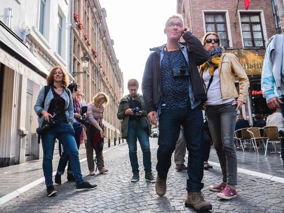 Le professeur de photographie Sander de Wilde lors d'une promenade dans la rue