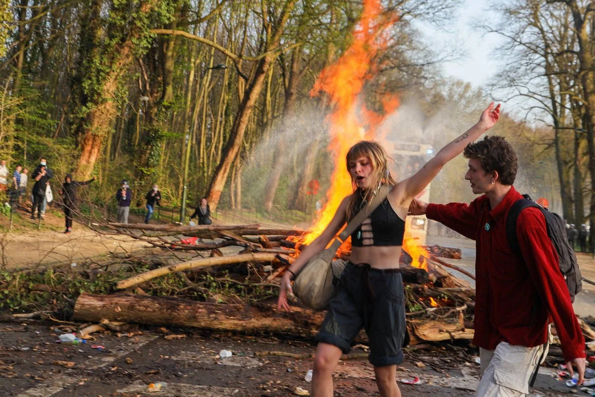 Fille dansant près d'un feu