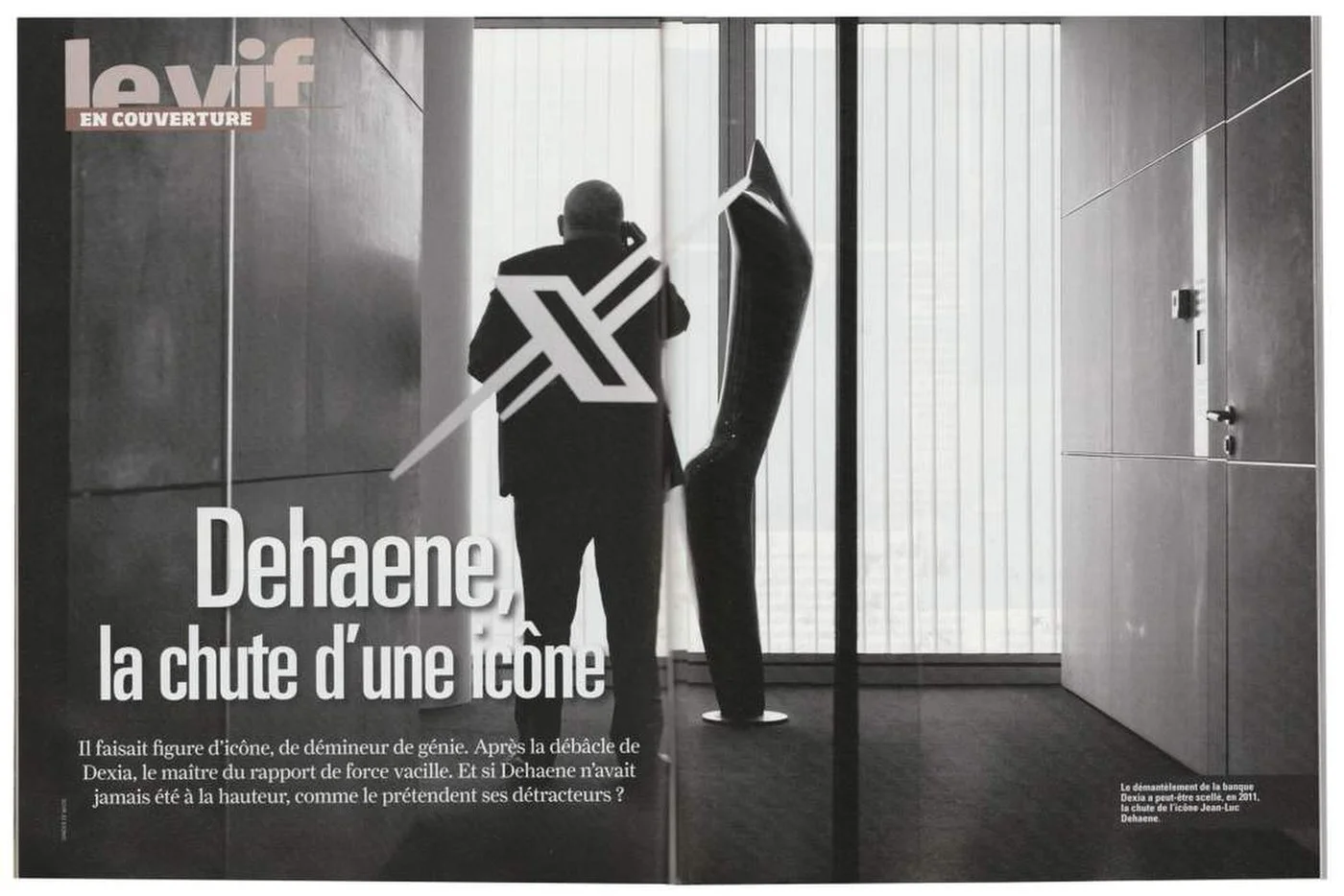 Couverture de magazine représentant la silhouette d'une personne au téléphone, debout près de fenêtres, avec un texte en gros caractères "Dehaene, la chute d'une icône" et le logo "Le vif".