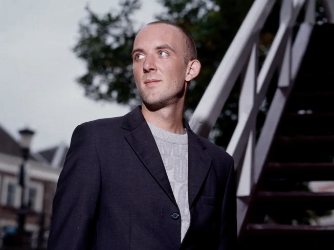 Portrait d'un homme dans un escalier