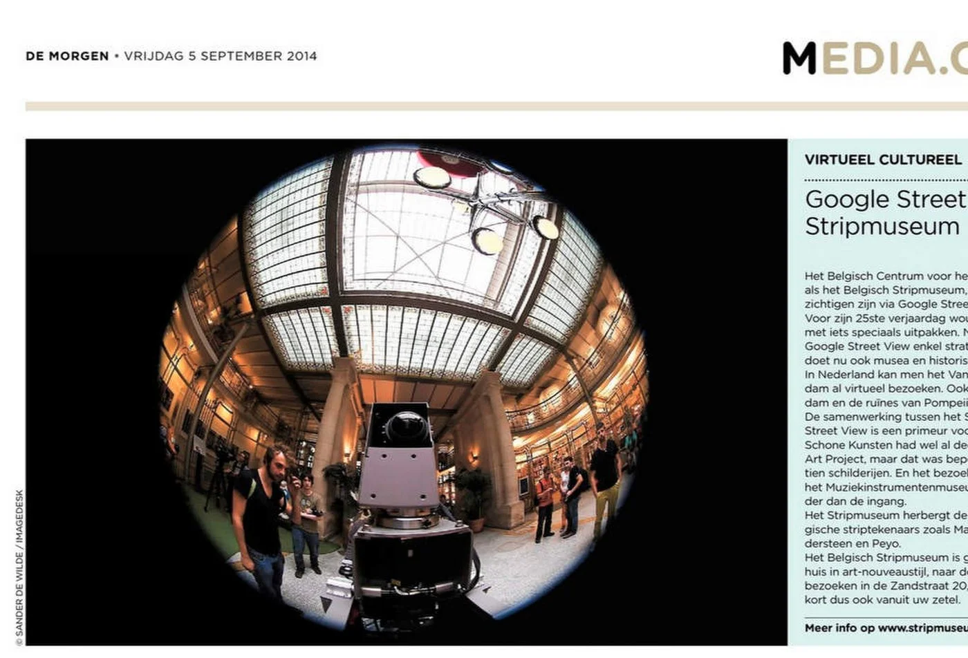 Vue à la loupe d'un espace muséal intérieur avec des personnes et une caméra Google Street View, texte d'accompagnement en néerlandais sur un itinéraire culturel virtuel.