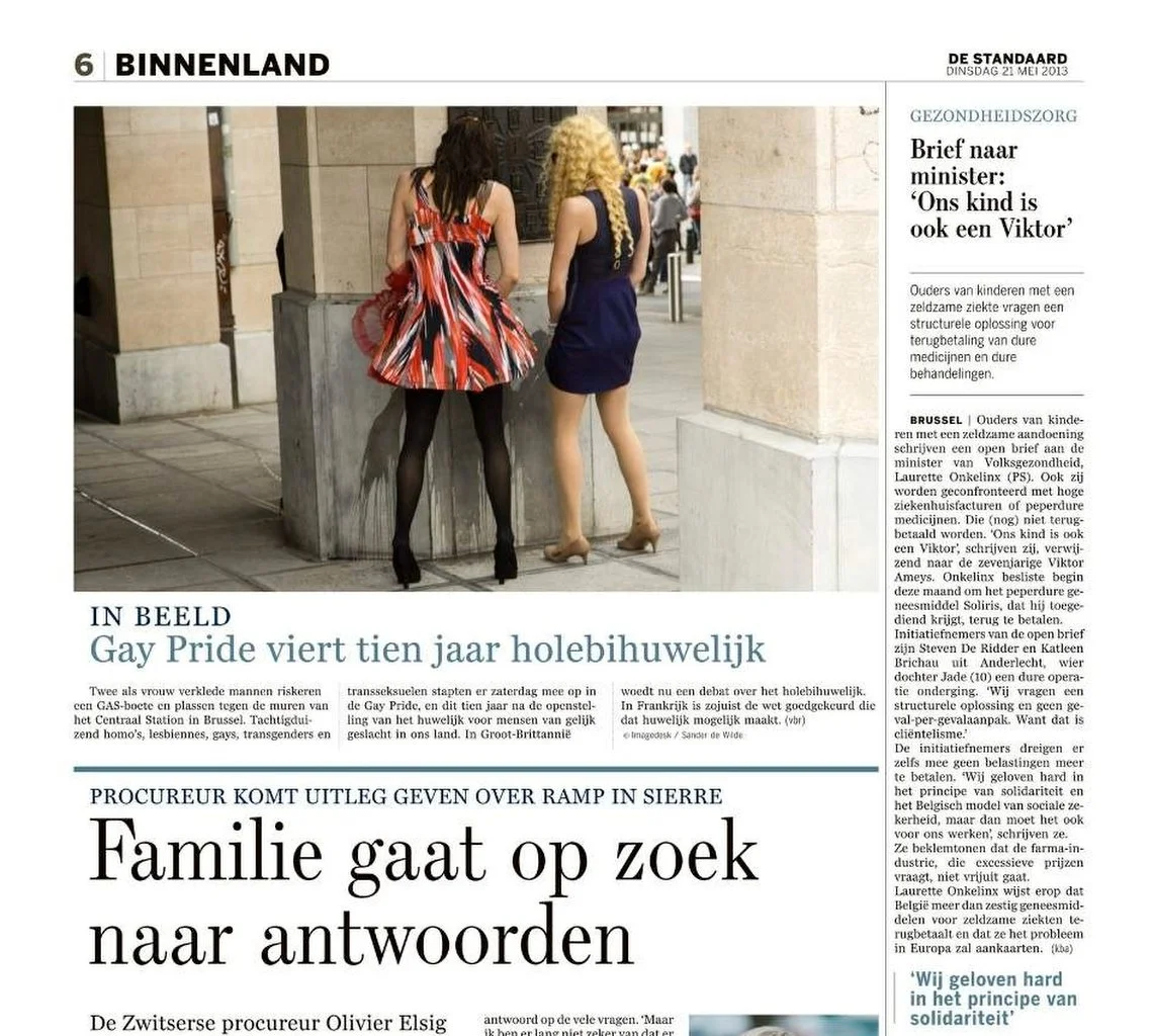 Page de journal présentant une image de deux personnes, l'une en robe rouge et noire et l'autre en robe bleue, debout près d'un pilier en béton en plein air. Les titres traitent de la Gay Pride et des problèmes de santé. Article principal sur une famille qui cherche des réponses concernant