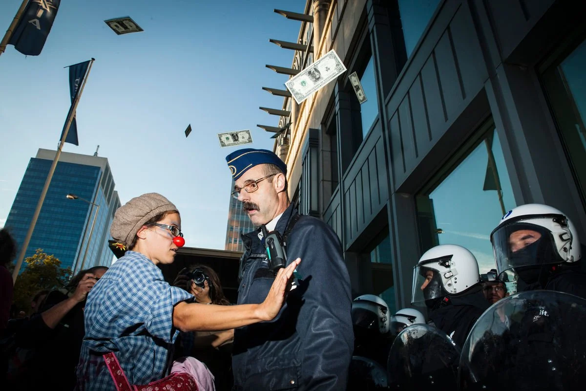 Rempli de photos de police, de manifestants et de dollars volant dans les airs.