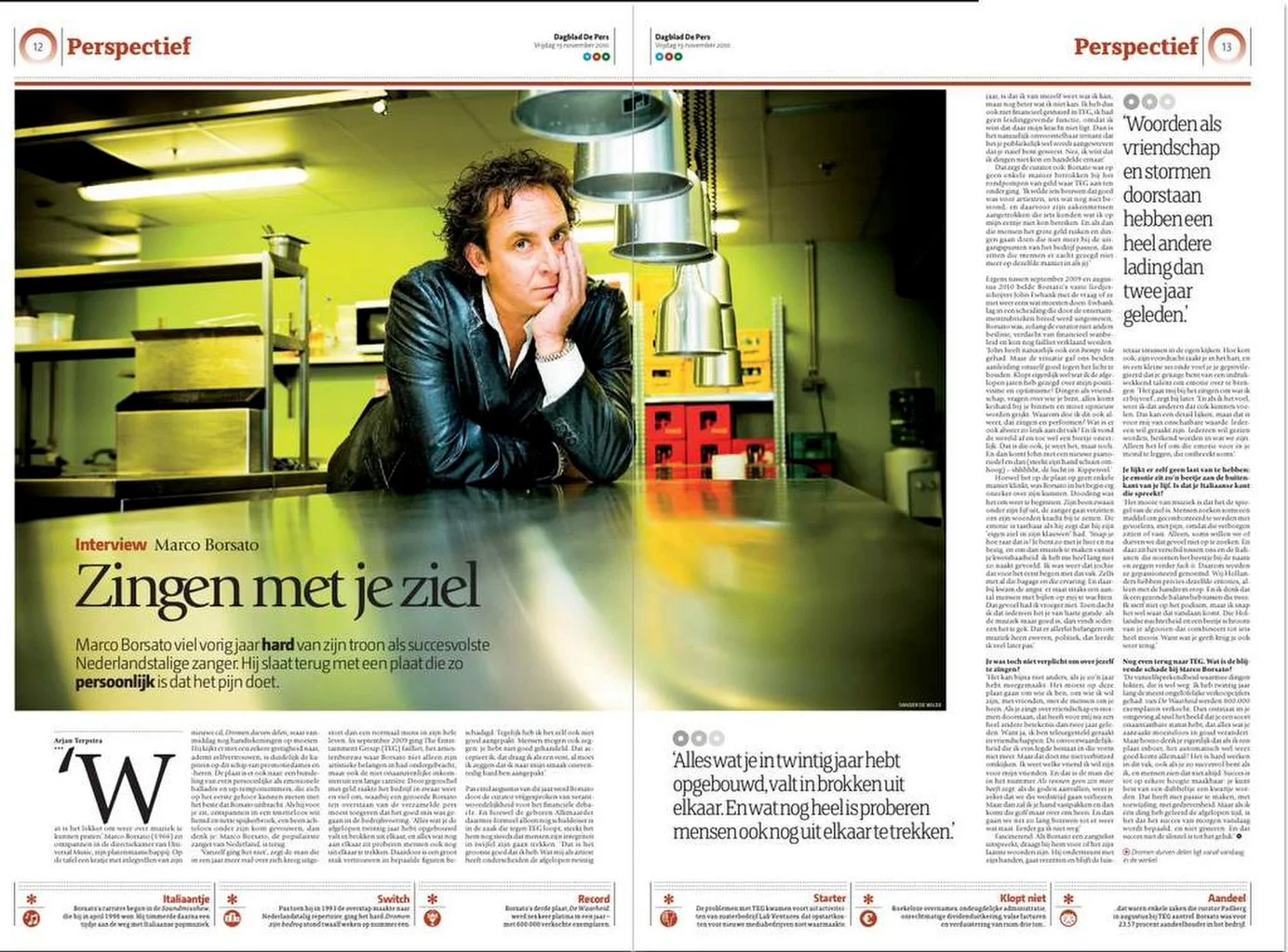 Une page de magazine montrant un homme en blouson de cuir appuyé sur une table, avec un texte à gauche qui comprend un titre d'interview en néerlandais. Le décor semble être une cuisine ou un espace de travail industriel, avec divers articles de cuisine et des luminaires. 
