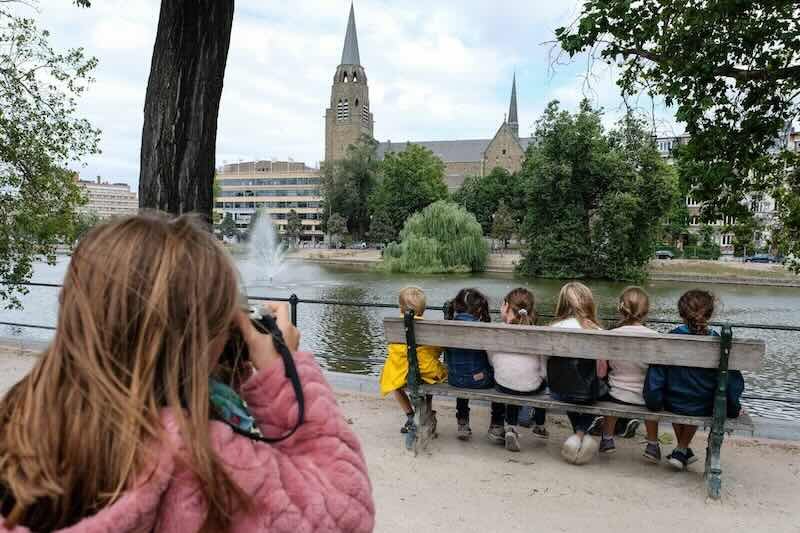 Enfant prend un photo a ixelles durant le Myriam Andries stage photo enfants