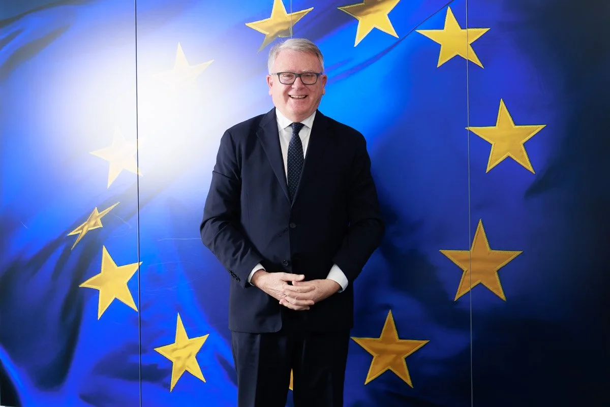 Portrait of a commissioner at the EU HQ in Brussels photographed by Sander